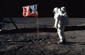 Celebrando los 50 años de Apolo 11 con opciones sugeridas por Google