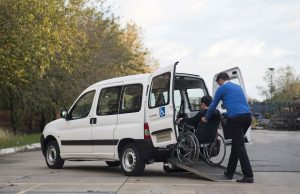 Desarrollan un modelo de auto pensado para ser usado por pasajeros en sillas de ruedas