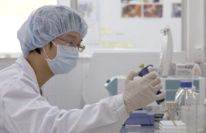 Científicos argentinos hacen avances para la producción local de test de coronavirus laboratorio de investigación