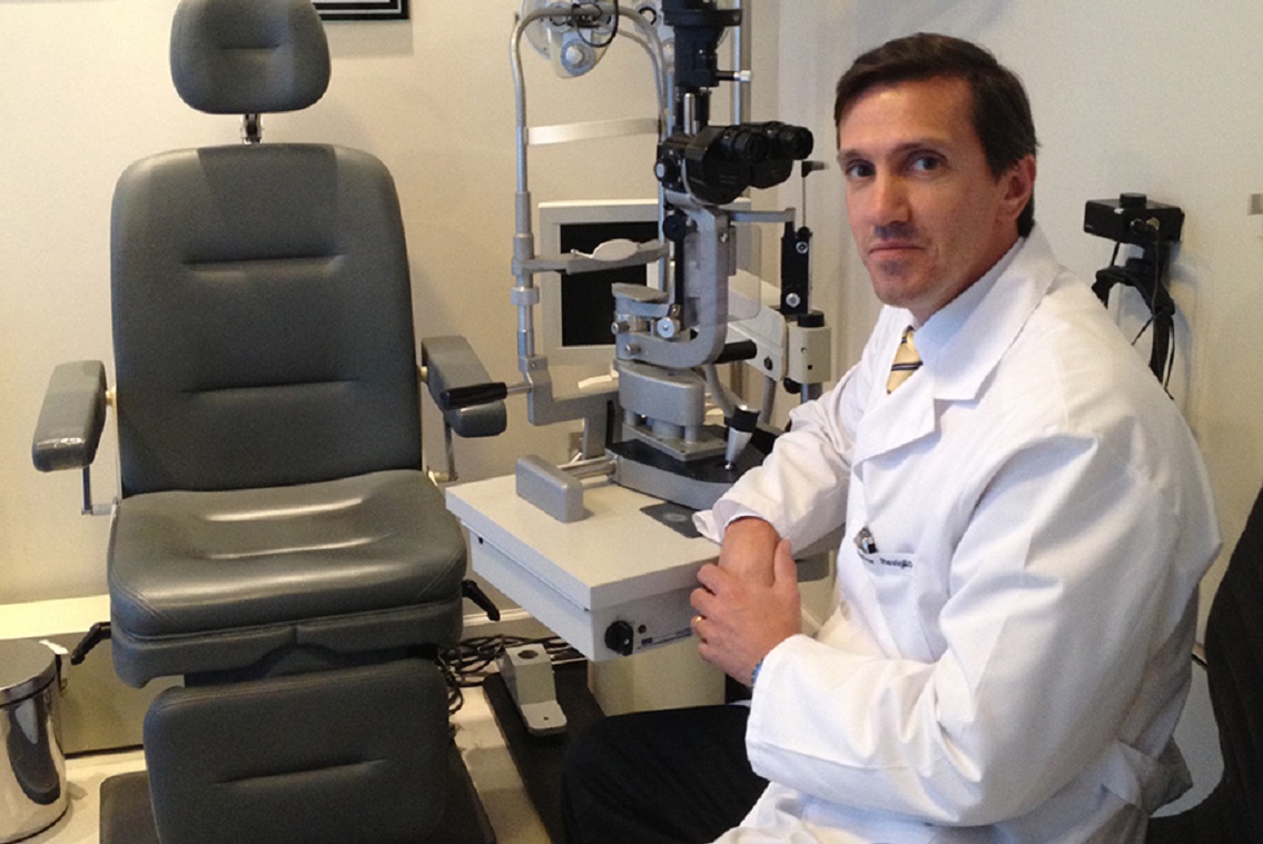 Dr. Víctor Reviglio, profesor e investigador en oftalmología