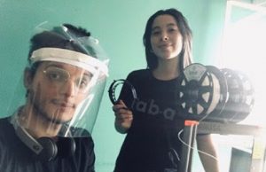 Producen y donan máscaras protectores para médicos y enfermeras El protector que donan a las instituciones de salud.