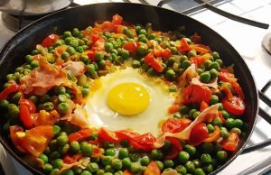 Como la cuarentena está afectando nuestra dieta Una sartén con comida preparada en casa