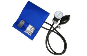 Estudian si ciertos medicamentos antihipertensivos facilitan la infección por coronavirus Un tensiómetro par ala hipertensión.