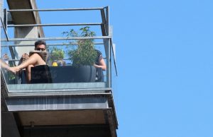 Estudio del Conicet: ¿cómo cambió la vida cotidiana en tiempos de cuarentena? Gente en un balcón.