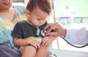 Día del Médico: los pediatras argentinos reclaman por su situación laboral y social Chicos siendo revisados por médicos