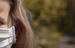 Los niños y adolescentes ya suman el 15% de los infectados por coronavirus Niña con barbijo