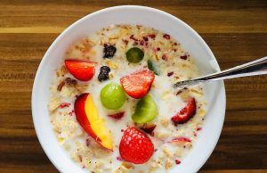 Alimentación y coronavirus ¿puede ayudar a la prevención? Desayuno de yogurt y frutas