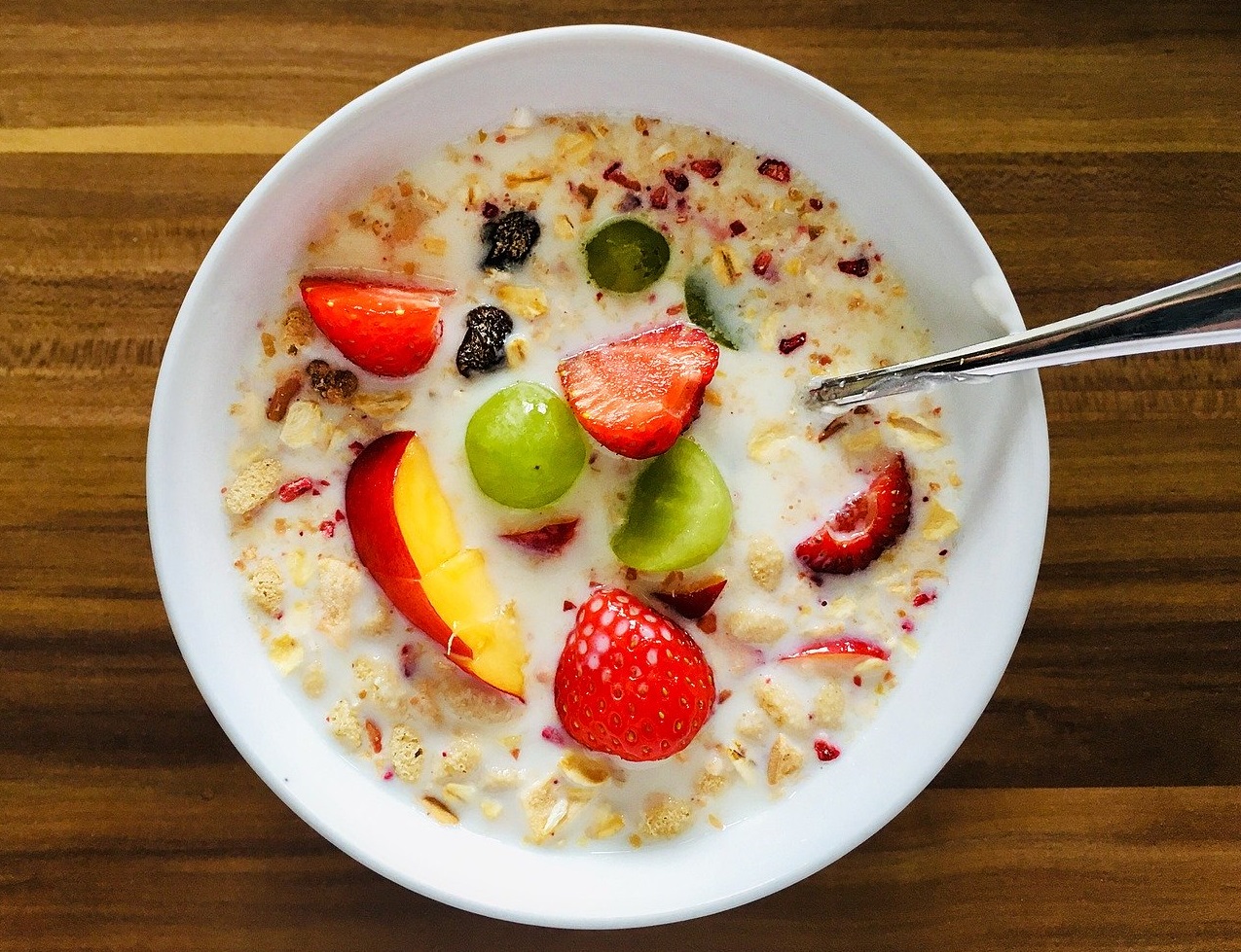 Desayuno de yogurt y frutas