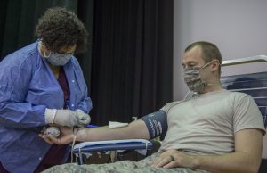 Empiezan a aparecer buenos resultados para tratar el Covid-19 utilizando plasma de recuperados Gente donando sangre
