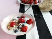 Para el debate: ¿son los alimentos probióticos beneficiosos para la salud? Desayuno de yogurt y frutas