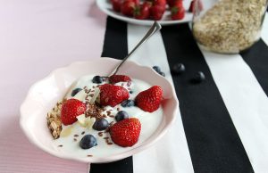 Para el debate: ¿son los alimentos probióticos beneficiosos para la salud? Desayuno de yogurt y frutas