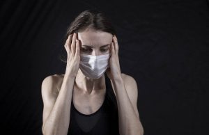 Hay cuatro tipos de cefaleas diferentes asociadas a COVID-19 Entre las causas de cefaleas se encuentra la presión de los equipos de protección individual o EPI.