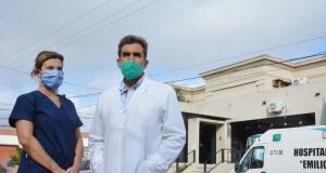 El infectólogo Favio Crudo de la ONG Mundo Sano en el Hospital de San Antonio de Areco.