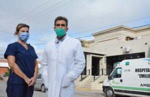 Contra la pandemia: un programa de vigilancia logró controlar los eslabones “invisibles” de la cadena de contagio El infectólogo Favio Crudo de la ONG Mundo Sano en el Hospital de San Antonio de Areco.
