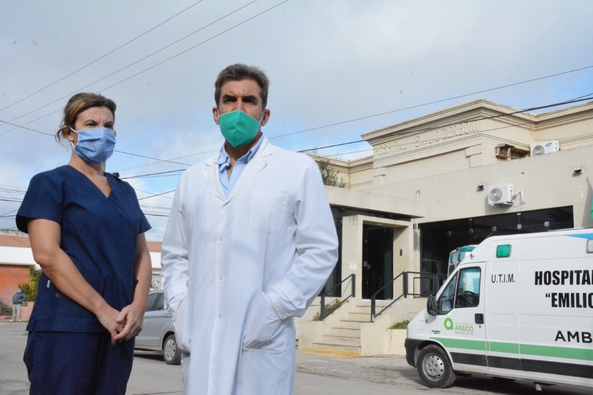 El infectólogo Favio Crudo de la ONG Mundo Sano en el Hospital de San Antonio de Areco.