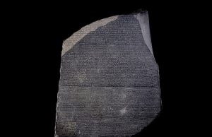 Un nuevo juego online de Google enseña a descifrar jeroglíficos egipcios La famosa piedra "Rossetta", que actualmente se exhibe en el Museo Británico.