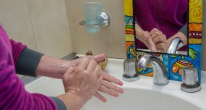 Lavarse las manos en forma consciente, durante 50 segundos, es lo más seguro.