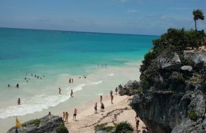 Verano 2023: anticipan una temporada de alta ocupación con precios por debajo de la inflación Caminar por la orilla del mar