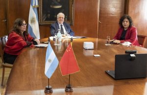 Argentina autorizó ensayos Fase III de una vacuna china El anuncio que se hizo en el ministerio de salud.