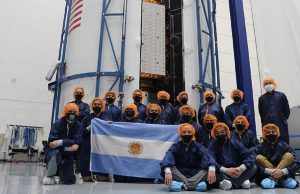 Saocom 1B: un satélite cada vez más cerca de viajar al espacio El satélite SAOCOM 1B plegado, en el interior de la cofia del lanzador Falcon 9, y el equipo de ingenieros argentinos en Cabo Cañaveral.