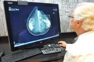 Mamografías regulares para prevenir el cáncer de mama.
