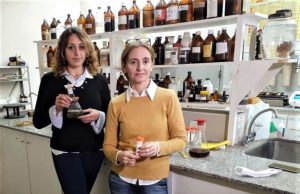 Científicas argentinas crearon un spray que inactiva al virus en plástico, metal y tela Guadalupe Canosa y Paula Alfieri de la Universidad Tecnológica en La Plata.