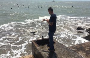 Mar del Plata: record de 8 años en la temperatura del mar Toma de muestras de agua marina, hechas en la escollera norte de Mar del Plata.