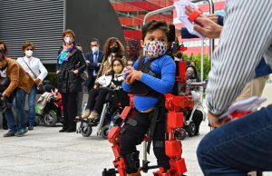 ¿Ya está listo el exoesqueleto para chicos con discapacidad? Demostración del exoesqueleto con un niño que padece atrofia muscular espinal. / CSIC