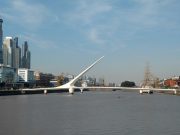 Día Mundial de la Esclerosis Múltiple: iluminarán de naranja monumentos emblemáticos El puente de la mujer se iluminará de naranja, el color con el que se identifica la EM.