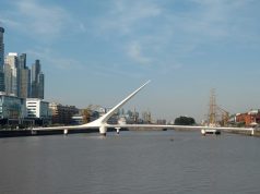Día Mundial de la Esclerosis Múltiple: iluminarán de naranja monumentos emblemáticos El puente de la mujer se iluminará de naranja, el color con el que se identifica la EM.
