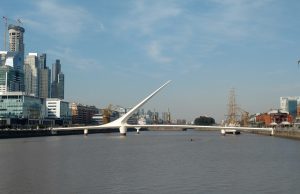 Día Mundial de la Esclerosis Múltiple: iluminarán de naranja monumentos emblemáticos El puente de la mujer se iluminará de naranja, el color con el que se identifica la EM.