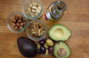 Comer menos grasas saturadas puede reducir, aunque ligeramente, el riesgo de infartos Para reducir las grasas saturadas de la dieta es posible consumor alimentos con desgrasados.