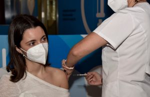 Qué sabemos sobre los contagios de coronavirus en los jóvenes Argentina alcanzó ayer a cubrir el 50,41 % de la población total con al menos una dosis.