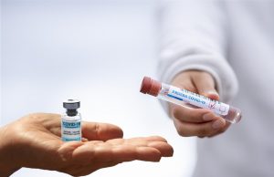 La OMS rechaza las dosis de refuerzo hasta que la vacunación llegue a todo el mundo No hay pruebas de que sean necesarios refuerzos ahora. Puede que tras 2 o 3 años sí, pero no hay datos de que hagan falta después de 6 meses.