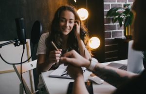 6 claves para plantear y hacer tu propio podcast Para hacer las cosas bien, lo mejor es hacer un curso y aprender.