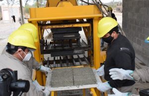Comienza a funcionar una fábrica de ladrillos hechos en base a plásticos Una planta de fabricación y reciclado de plásticos.