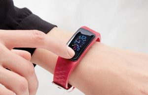 Avon incursiona en el negocio de los relojes inteligentes con foco en la salud Avon está presentando su reloj inteligente Kirán