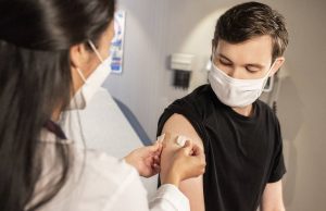 Encuesta: el 89 % de la población española se daría una dosis adicional contra el Covid Menos del 39 % de la población refiere niveles altos de preocupación respecto al coronavirus. / Unsplash | CDC