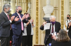 Entregan el premio “Investigador de la Nación Argentina 2021” al científico Daniel Bes Daniel Raúl Bes: Tiene 90 años. Doctor en Física por la UBA (1960),