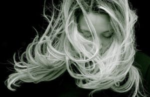 Cómo afecta el estrés al crecimiento del pelo El estrés se ha asociado anecdóticamente con muchas variaciones en los tejidos, incluidos algunos problemas del cabello.