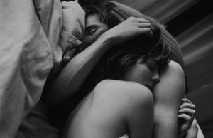 ¿La edad ya no importa? una encuesta global relevó nuevas ideas sobre los deseos románticos de hombre y mujeres Dormir juntos es saludable para la calidad del sueño.