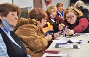 La mitad de los argentinos mayores de 75 años admite que casi no utiliza internet ni dispositivos tecnológicos