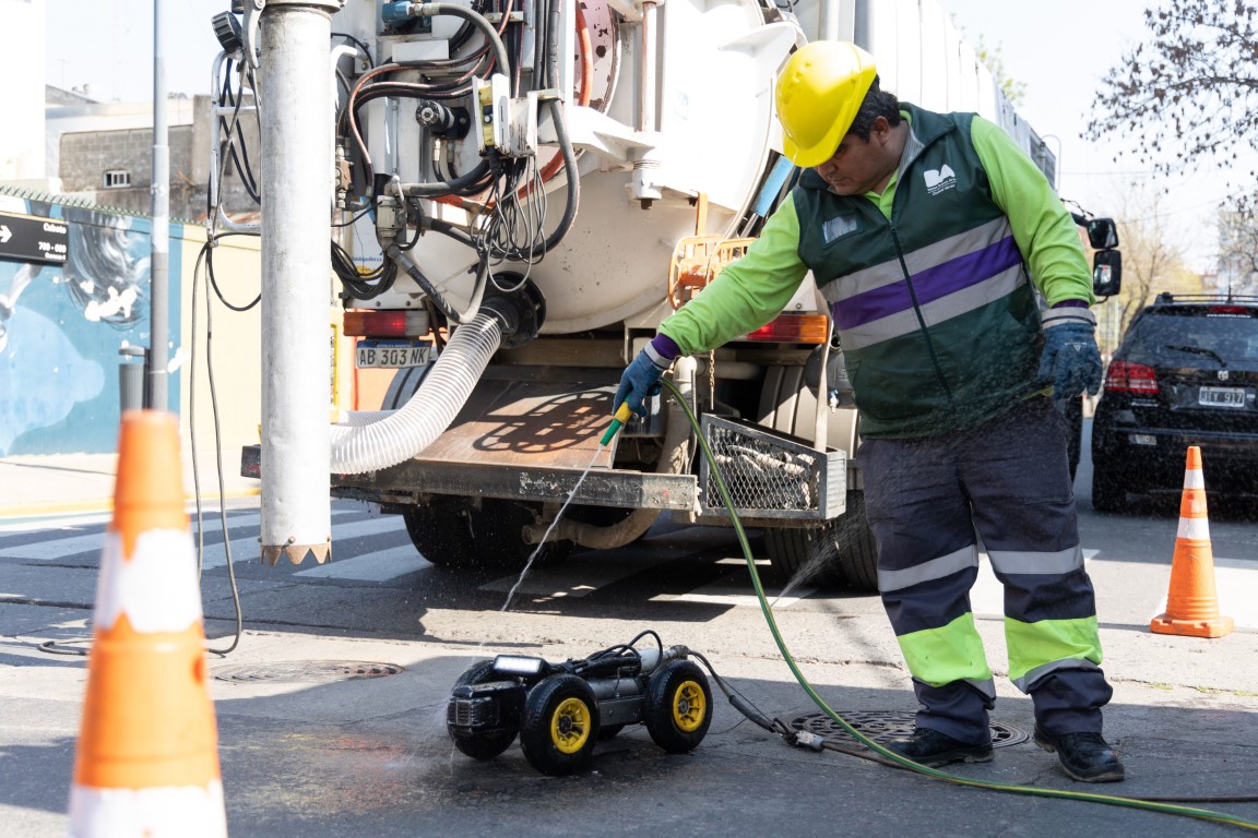 Cerca de 200 operarios se encargan diariamente de las tareas de mantenimiento de la red de ductos pluviales de Buenos Aires. | GZA. MARÍA PIRSCH / GCBA