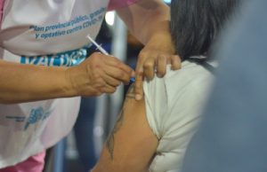 Se lanzó en Argentina la campaña antigripal 2023 ¿quiénes deben dársela? Por lo general, la mayoría de los afectados se recupera en 1 o 2 semanas, en los grupos poblaciones de riesgo puede ocasionar graves complicaciones.