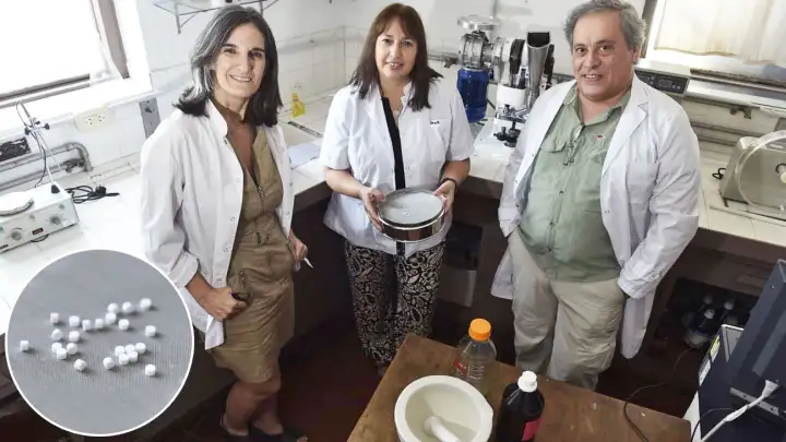 Tripoli, Lucangioli y Buontenpo en el laboratorio de la Facultad donde desarrollan minicomprimidos de hasta 3 milímetros de espesor y 30 miligramos de peso. E.Pages