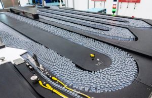 “En un 18 meses ya tendremos lista una única vacuna que nos protegerá del Covid y la gripe” Desde esta sofisticada planta de producción, una de las que elaboran vacunas ARNm contra el coronavirus, despacharon más de mil millones de dosis.