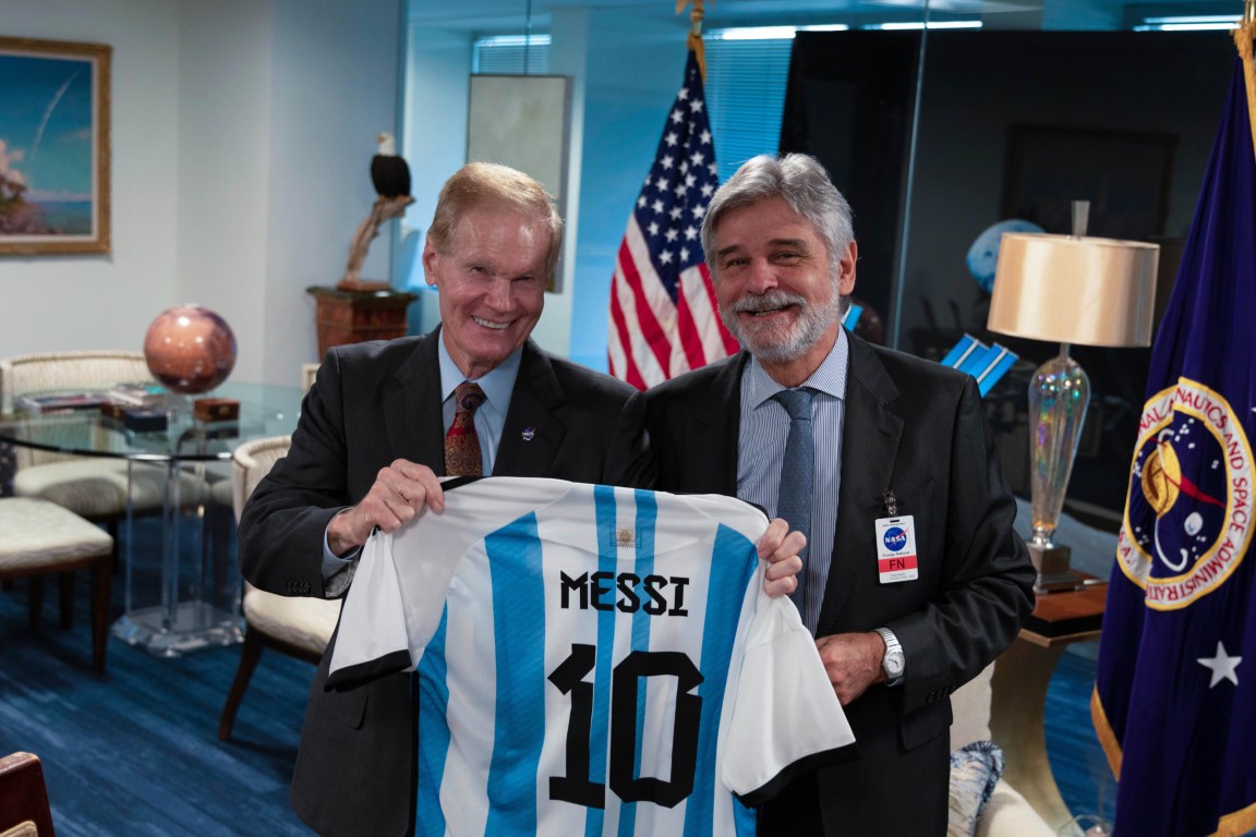 Reunión del director de la NASA con el ministro de ciencia de Argentina.
