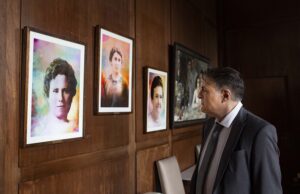 La Facultad de Medicina de la UBA sumó los primeros tres cuadros de médicas pioneras El decano de FMED UBA Luis Brusco mirando los nuevos cuadros.