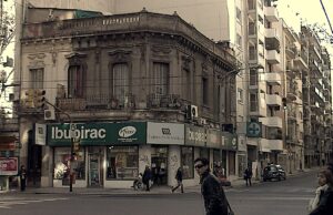 Argentina: avanza la reglamentación del Mega-DNU en temas de salud Farmacia en Argentina.