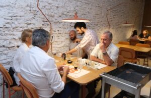 Se inauguró el primer restaurante cuyo staff completo son personas con neurodiversidad Chefs, mozos, bacheros, adicionistas son personas con discapacidad.
